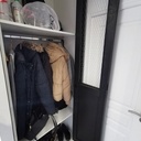 Placard d'entrée avec porte pliante avec grillage