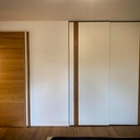 Armoire encastrée et porte coulissante, chêne et strat'