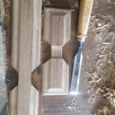 Assemblage en croix à mi-bois et moulures aux outils à main