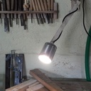 Lampe articulée pour tables et murs - 2 en 1!