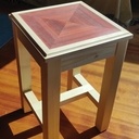 Tabouret avec assise plaquée