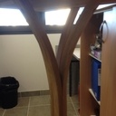 Petite table au pied cintré