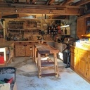 Pas très grand mais suffisant pour les outils manuels