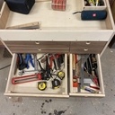 Tiroirs d’outils en vrac et a droite pour le tracé