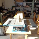 Petit table avec la base de fer forgé