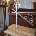 Cycliste dans l'effort , alliant métal et bois.  juin 2023