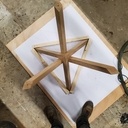 Table et piétement en arêtiers à sommets opposés