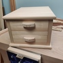 Petit meuble avec deux tiroirs posé sur l’établi