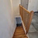 Escalier droit en chêne massif avec claustra et garde-corps