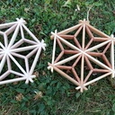 A gauche, brut, sans le passage à l'huile de parafine de droite