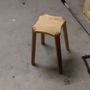 Un petit tabouret en chêne et frêne