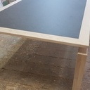 Table en frêne massif remplissage stratifié roche