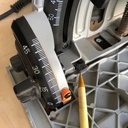 Une des deux butées pour créer un biseau de 1° à gauche