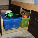 Un lit d'enfant surélevé