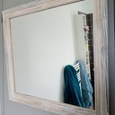 Miroir au cadre craquelé