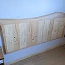 Tete de lit pour accompagner les tables.