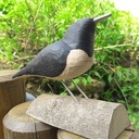 Oiseau sculpté dans une chute de tasseau