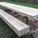 Une table d'extérieur