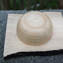 Le bol dans la bûche