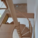 Escalier elicoidale avec main courante en lamellé collée