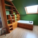 Bibliothèque sous pente & banquette-lit