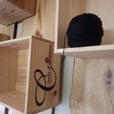 Bibliothèque en châtaigner et caisses de vin