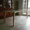 Table au piétement courbe et plateau de verre éclaté