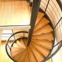 Escalier en forme de colimacon avec un poteau central