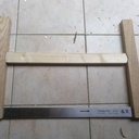 Une scie à cadre avec une lame pour tronçonner