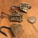 Crochets de tabliers d’artisans en bronze