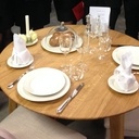 Table ronde à trois pieds