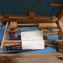 Boite à outils située dans la partie basse de l'établi