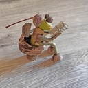 Figurine en forme d'insecte sur son trône