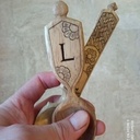 Petite cuillère en noyer avec sculpture de lettre et kolrosing.