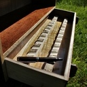 Vitrine pour encres de stylos plumes, avec un rangement pour les stylos.