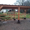 Un abri avec fondation en chataignier, tout à la main.