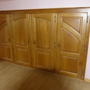 Façades de placards dans une chambre en comble aménagé