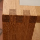 Table basse, chêne massif, queues droites, plateau en verre