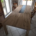 Table en noyer massif et son chemin de table en compact