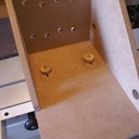 Dispositif de fixation au chariot