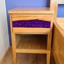 Une des deux tables de chevet