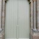 Porte d'église au style assez simple