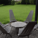 Un ensemble de chaises et table apéritive extérieure