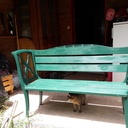 Banc fait avec 2 vielles chaises.