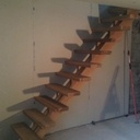 Escalier droit a limon central en chêne rouge .