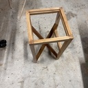 Tabouret avec une croix à dévers
