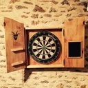 Une armoire Jack D. pour cible à flechettes