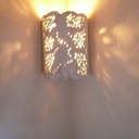 Eclairage d'angle galbé en sapin recyclé d'un panneau de porte