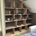 Bibliothèque en panneaux de chêne.