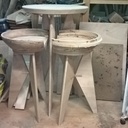 Mange debout et deux tabourets